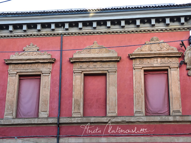 Perche in varie città troviamo le finestre murate e dipinte? Ci sono anche a Bologna?